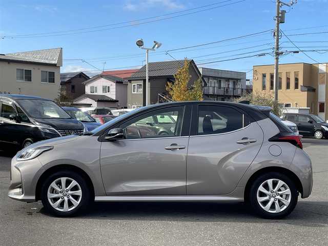 トヨタ ヤリス Z 道央・札幌 2021(令3)年 4.2万km ブラック/アバンギャルドブロンズメタリック 登録時走行距離41339km/６速マニュアル/純正ナビ（FM/AM/BT)/バックカメラ/ウィンカーミラー/クルーズコントロール/プッシュスタート/ビルトインETC/スペアキー×１/USB入力端子/シートヒーター（運転席/助手席）/純正フロアマット/横滑り防止装置/衝突軽減ブレーキ/レーンキープアシスト/オートライト/オートマチックハイビーム/ステアリングスイッチ/ステアリングヒーター/革巻きステアリング/ヘッドライトレベライザー/ワイパー間欠時間コントローラー/ブラインドスポットモニター/電動格納ミラー/バニティミラー