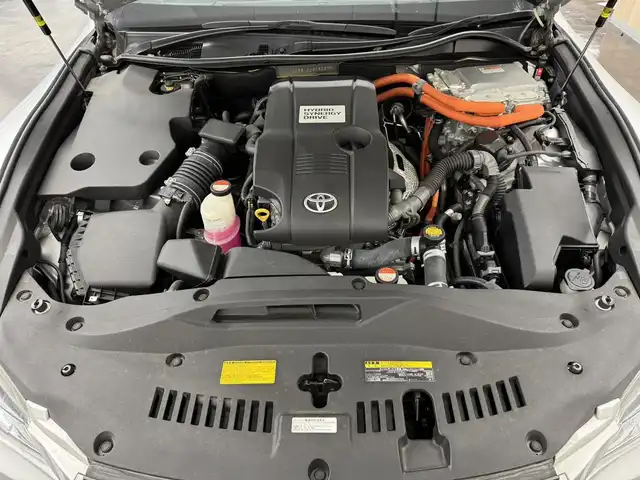 トヨタ クラウン ハイブリッド アスリートS 三重県 2015(平27)年 7.7万km シルバーM ハイブリッド/FR/MTモード付フロアCVT/純正 8インチ HDDナビ/（AM/FM/CD/DVD/HDDREC/USB/iPod/Bluetooth/TV）/バックガイドモニター/ビルトイン ETC/安全/・VDIM（EBD付ABS＆VSC＆TRC＆EPS）/・SRS サイド＆カーテンエアバッグシステム/など/装備/・シートヒーター（D/N）/・ステアリングヒーター/・パワーシート（D8way＋電動ランバーサポート/N4way）/・オートライト/・HIDヘッドランプ/・左右独立オートエアコン（スイングレジスター付）/・ステアリングスイッチ/・電動チルト&テレスコピックステアリング/・プッシュスタート/・純正 17inAW/・ステアリングスイッチ/・取/ナビ取/・スマートキーx2/など