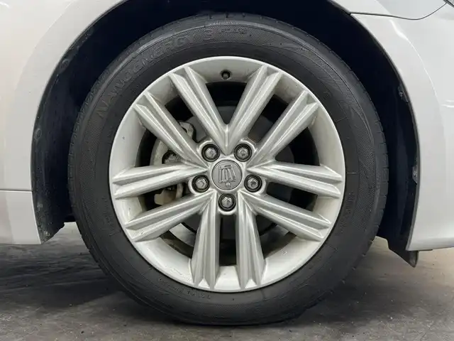 トヨタ クラウン ハイブリッド アスリートS 三重県 2015(平27)年 7.7万km シルバーM ハイブリッド/FR/MTモード付フロアCVT/純正 8インチ HDDナビ/（AM/FM/CD/DVD/HDDREC/USB/iPod/Bluetooth/TV）/バックガイドモニター/ビルトイン ETC/安全/・VDIM（EBD付ABS＆VSC＆TRC＆EPS）/・SRS サイド＆カーテンエアバッグシステム/など/装備/・シートヒーター（D/N）/・ステアリングヒーター/・パワーシート（D8way＋電動ランバーサポート/N4way）/・オートライト/・HIDヘッドランプ/・左右独立オートエアコン（スイングレジスター付）/・ステアリングスイッチ/・電動チルト&テレスコピックステアリング/・プッシュスタート/・純正 17inAW/・ステアリングスイッチ/・取/ナビ取/・スマートキーx2/など