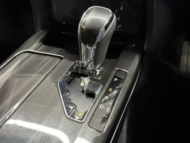 トヨタ クラウン ハイブリッド アスリートS 三重県 2015(平27)年 7.7万km シルバーM ハイブリッド/FR/MTモード付フロアCVT/純正 8インチ HDDナビ/（AM/FM/CD/DVD/HDDREC/USB/iPod/Bluetooth/TV）/バックガイドモニター/ビルトイン ETC/安全/・VDIM（EBD付ABS＆VSC＆TRC＆EPS）/・SRS サイド＆カーテンエアバッグシステム/など/装備/・シートヒーター（D/N）/・ステアリングヒーター/・パワーシート（D8way＋電動ランバーサポート/N4way）/・オートライト/・HIDヘッドランプ/・左右独立オートエアコン（スイングレジスター付）/・ステアリングスイッチ/・電動チルト&テレスコピックステアリング/・プッシュスタート/・純正 17inAW/・ステアリングスイッチ/・取/ナビ取/・スマートキーx2/など