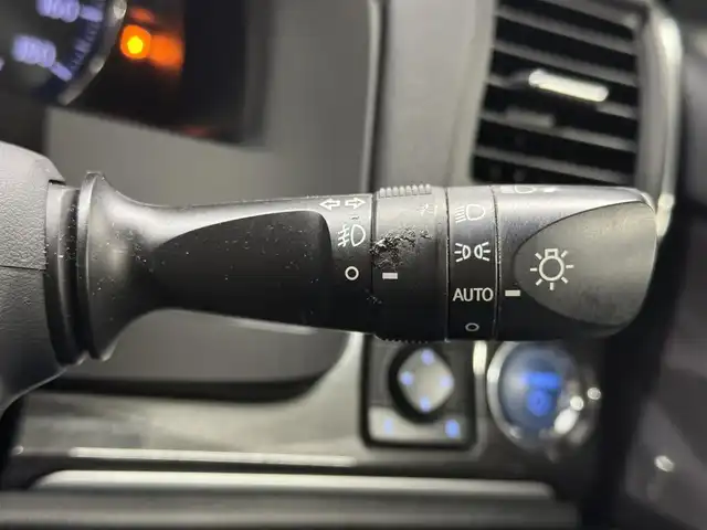 トヨタ クラウン ハイブリッド アスリートS 三重県 2015(平27)年 7.7万km シルバーM ハイブリッド/FR/MTモード付フロアCVT/純正 8インチ HDDナビ/（AM/FM/CD/DVD/HDDREC/USB/iPod/Bluetooth/TV）/バックガイドモニター/ビルトイン ETC/安全/・VDIM（EBD付ABS＆VSC＆TRC＆EPS）/・SRS サイド＆カーテンエアバッグシステム/など/装備/・シートヒーター（D/N）/・ステアリングヒーター/・パワーシート（D8way＋電動ランバーサポート/N4way）/・オートライト/・HIDヘッドランプ/・左右独立オートエアコン（スイングレジスター付）/・ステアリングスイッチ/・電動チルト&テレスコピックステアリング/・プッシュスタート/・純正 17inAW/・ステアリングスイッチ/・取/ナビ取/・スマートキーx2/など