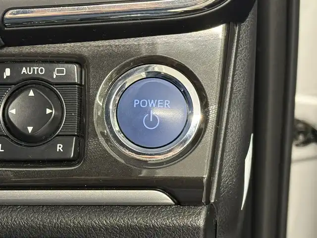 トヨタ クラウン ハイブリッド アスリートS 三重県 2015(平27)年 7.7万km シルバーM ハイブリッド/FR/MTモード付フロアCVT/純正 8インチ HDDナビ/（AM/FM/CD/DVD/HDDREC/USB/iPod/Bluetooth/TV）/バックガイドモニター/ビルトイン ETC/安全/・VDIM（EBD付ABS＆VSC＆TRC＆EPS）/・SRS サイド＆カーテンエアバッグシステム/など/装備/・シートヒーター（D/N）/・ステアリングヒーター/・パワーシート（D8way＋電動ランバーサポート/N4way）/・オートライト/・HIDヘッドランプ/・左右独立オートエアコン（スイングレジスター付）/・ステアリングスイッチ/・電動チルト&テレスコピックステアリング/・プッシュスタート/・純正 17inAW/・ステアリングスイッチ/・取/ナビ取/・スマートキーx2/など