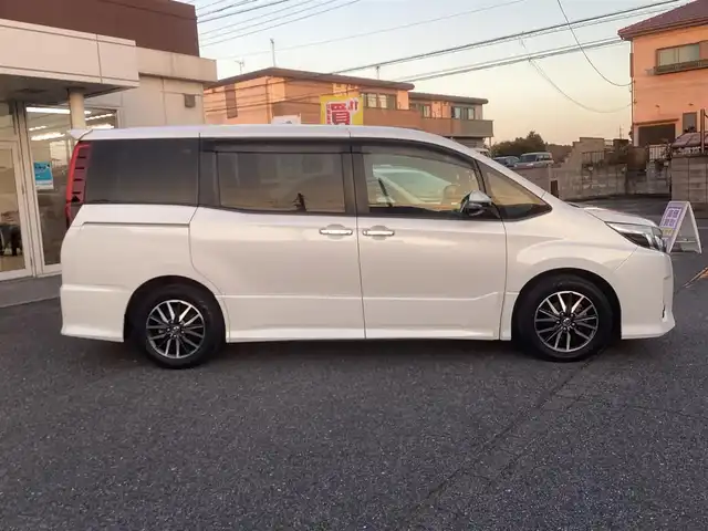 トヨタ ノア Si ダブルバイビー 千葉県 2017(平29)年 7.8万km ホワイトパールクリスタルシャイン ワンオーナー /両側パワースライドドア /純正10インチナビゲーション/バックカメラ/スマートキー×2/純正LEDヘッドライト/Auto格納ミラー/衝突軽減ブレーキ/フリップダウンモニター/ETC