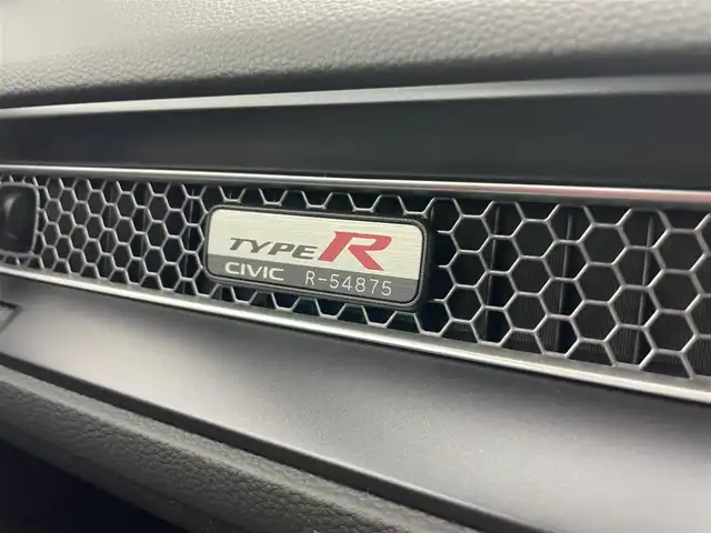 ホンダ シビック タイプR 群馬県 2025(令7)年 0.1千km ソニックグレーパール 登録済未使用車（登録時走行距離：20km）/ホンダコネクトディスプレー(9インチ)/・AM/FM/USB/Bluetooth/AppleCarPlay/AndroidAuto/・バックカメラ/・ETC2.0/=====/登録済未使用車　ホンダコネクトディスプレー　バックカメラ　純正ビルトインＥＴＣ２．０　純正フロアマット　ブレンボキャリパー　ＨｏｎｄａＬｏｇＲ　ホンダセンシング　ＬＥＤヘッドランプ　プッシュスタート