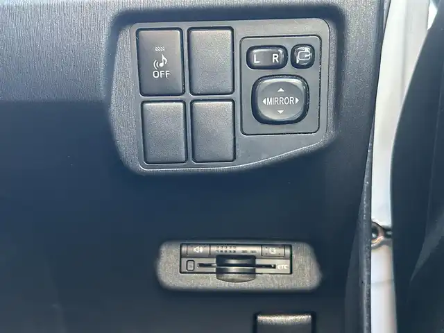 トヨタ プリウス S 群馬県 2012(平24)年 9.7万km ホワイトパールクリスタルシャイン (株)IDOMが運営する【じしゃロン伊勢崎店】の自社ローン専用車両になりますこちらは現金またはオートローンご利用時の価格です。自社ローンご希望の方は別途その旨お申付け下さい/純正ナビ/(ＣＤ/DVD/BlueTooth/フルセグＴＶ/MSV)/バックカメラ/ＥＴＣ/純正アルミ/純正マット