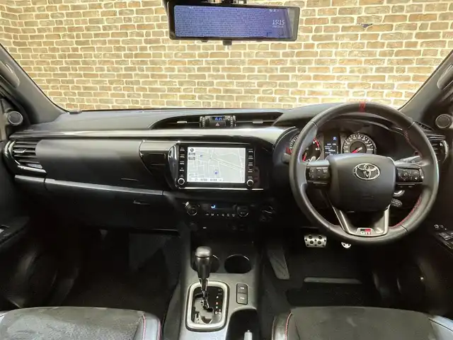 トヨタ ハイラックス Z GRスポーツ 岩手県 2022(令4)年 4.3万km スーパーホワイトⅡ パートタイム４WD/ディーゼルターボ/ハードトノカバー/パノラミックビューモニター/専用エクステリア・インテリア/レッド塗装GRロゴ入りブレーキキャリパー/BATTLEZリフトアップスプリング(フロント)/RAYSチームデイトナ１７インチアルミホイール/パドルシフト/オートLSD/アクティブトラクションコントロール/ダウンヒルアシストコントロール/ヒルスタートアシストコントロール/リヤデフロック/クリアランスソナー/プリクラッシュセーフティ/レーダークルーズコントロール/レーンディパーチャーアラート/ロードサインアシスト/アイドリングストップ/専用シート/運転席パワーシート/純正ディスプレイオーディオ/ナビゲーション/AppleCarPlay・AndroidAuto/ミラー型ドライブレコーダー/ETC2.0/LEDヘッドランプ/フロント・リヤフォグランプ
