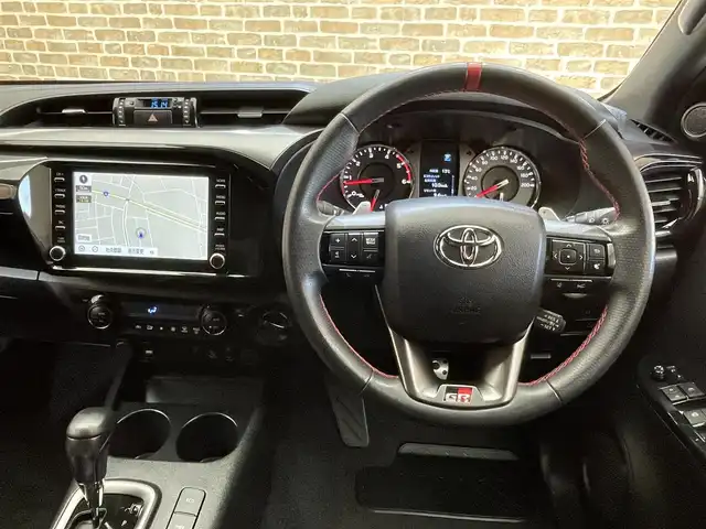 トヨタ ハイラックス Z GRスポーツ 岩手県 2022(令4)年 4.3万km スーパーホワイトⅡ パートタイム４WD/ディーゼルターボ/ハードトノカバー/パノラミックビューモニター/専用エクステリア・インテリア/レッド塗装GRロゴ入りブレーキキャリパー/BATTLEZリフトアップスプリング(フロント)/RAYSチームデイトナ１７インチアルミホイール/パドルシフト/オートLSD/アクティブトラクションコントロール/ダウンヒルアシストコントロール/ヒルスタートアシストコントロール/リヤデフロック/クリアランスソナー/プリクラッシュセーフティ/レーダークルーズコントロール/レーンディパーチャーアラート/ロードサインアシスト/アイドリングストップ/専用シート/運転席パワーシート/純正ディスプレイオーディオ/ナビゲーション/AppleCarPlay・AndroidAuto/ミラー型ドライブレコーダー/ETC2.0/LEDヘッドランプ/フロント・リヤフォグランプ