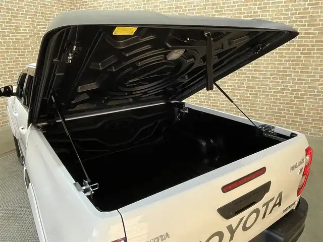 トヨタ ハイラックス Z GRスポーツ 岩手県 2022(令4)年 4.3万km スーパーホワイトⅡ パートタイム４WD/ディーゼルターボ/ハードトノカバー/パノラミックビューモニター/専用エクステリア・インテリア/レッド塗装GRロゴ入りブレーキキャリパー/BATTLEZリフトアップスプリング(フロント)/RAYSチームデイトナ１７インチアルミホイール/パドルシフト/オートLSD/アクティブトラクションコントロール/ダウンヒルアシストコントロール/ヒルスタートアシストコントロール/リヤデフロック/クリアランスソナー/プリクラッシュセーフティ/レーダークルーズコントロール/レーンディパーチャーアラート/ロードサインアシスト/アイドリングストップ/専用シート/運転席パワーシート/純正ディスプレイオーディオ/ナビゲーション/AppleCarPlay・AndroidAuto/ミラー型ドライブレコーダー/ETC2.0/LEDヘッドランプ/フロント・リヤフォグランプ