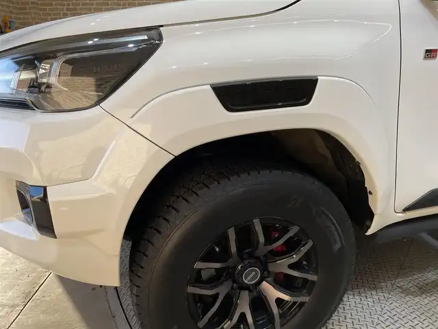 トヨタ ハイラックス Z GRスポーツ 岩手県 2022(令4)年 4.3万km スーパーホワイトⅡ パートタイム４WD/ディーゼルターボ/ハードトノカバー/パノラミックビューモニター/専用エクステリア・インテリア/レッド塗装GRロゴ入りブレーキキャリパー/BATTLEZリフトアップスプリング(フロント)/RAYSチームデイトナ１７インチアルミホイール/パドルシフト/オートLSD/アクティブトラクションコントロール/ダウンヒルアシストコントロール/ヒルスタートアシストコントロール/リヤデフロック/クリアランスソナー/プリクラッシュセーフティ/レーダークルーズコントロール/レーンディパーチャーアラート/ロードサインアシスト/アイドリングストップ/専用シート/運転席パワーシート/純正ディスプレイオーディオ/ナビゲーション/AppleCarPlay・AndroidAuto/ミラー型ドライブレコーダー/ETC2.0/LEDヘッドランプ/フロント・リヤフォグランプ
