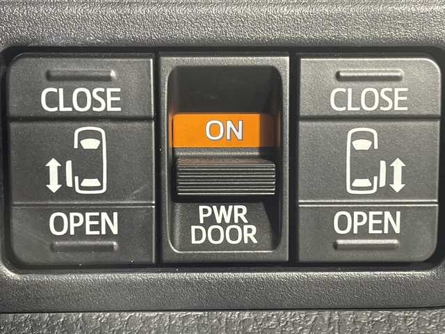 トヨタ ノア Si ダブルバイビー 神奈川県 2018(平30)年 2.6万km ホワイトパールクリスタルシャイン 純正SDナビ【NSZU-Z68T】/AM/FM/フルセグ/Bluetooth/USB/バックカメラ/純正フリップダウンモニター/両側パワースライドドア/クルーズコントロール/トヨタセーフティーセンス/ビルトインETC/前後ドライブレコーダー/純正フロアマット/ステアリングスイッチ/スマートキー/レーンアシスト/純正16インチアルミホイル/LEDヘッドライト/オートライト/オートマチックハイビーム/ドアバイザー/レーンディパーチャーアラート/コーナーセンサー/プリクラッシュセーフティー/先行車告知機能