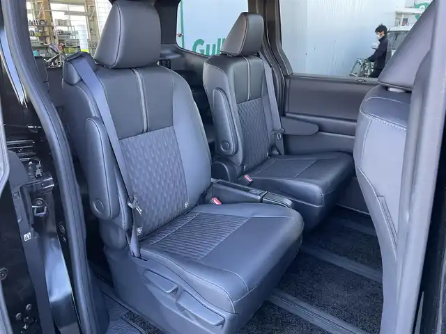 トヨタ ノア ハイブリッド S－Z 東京都 2025(令7)年 0.1万km イナズマスパーキングブラックガラスフレーク 純正８型ディスプレィオーディオ/・BluetoothAudio/USB/HDMI/・AppleCarPlay/AndoidAuto/レーダークルーズコントロール /両側パワースライドドア /LEDヘッドライト /コーナセンサー /フリーストップバックドア /オートマチックハイビーム /セーフティセンス　/・プリクラシュセーフティ/・レーンディパーチャーアラート/・オートマチックハイビーム/・レーダークルーズコントロール/・発進遅れ告知機能/・レーントレーシングアシスト/パーキングサポートブレーキ/ブラック合皮ファブリックコンビシート/・キャプテンシート/バックガイドモニター/ビルトインETC/純正フロアマット