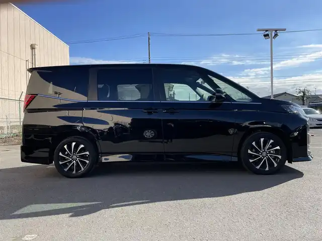 トヨタ ノア ハイブリッド S－Z 東京都 2025(令7)年 0.1万km イナズマスパーキングブラックガラスフレーク 純正８型ディスプレィオーディオ/・BluetoothAudio/USB/HDMI/・AppleCarPlay/AndoidAuto/レーダークルーズコントロール /両側パワースライドドア /LEDヘッドライト /コーナセンサー /フリーストップバックドア /オートマチックハイビーム /セーフティセンス　/・プリクラシュセーフティ/・レーンディパーチャーアラート/・オートマチックハイビーム/・レーダークルーズコントロール/・発進遅れ告知機能/・レーントレーシングアシスト/パーキングサポートブレーキ/ブラック合皮ファブリックコンビシート/・キャプテンシート/バックガイドモニター/ビルトインETC/純正フロアマット