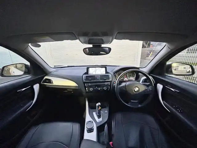 ＢＭＷ １１８ｉ 静岡県 2016(平28)年 6.3万km アルピンホワイトⅢ ユーザー買取車両/純正SDナビ（AM/FM/BT/CD/AUX）/純正16インチAW/純正LEDヘッドライト/純正フロアマット/アイドリンクストップ/速度制限装置/ETC/MTモード付AT/バックカメラ/追突被害軽減システム/横滑り防止装置/スマートキー/保証書/取扱説明書