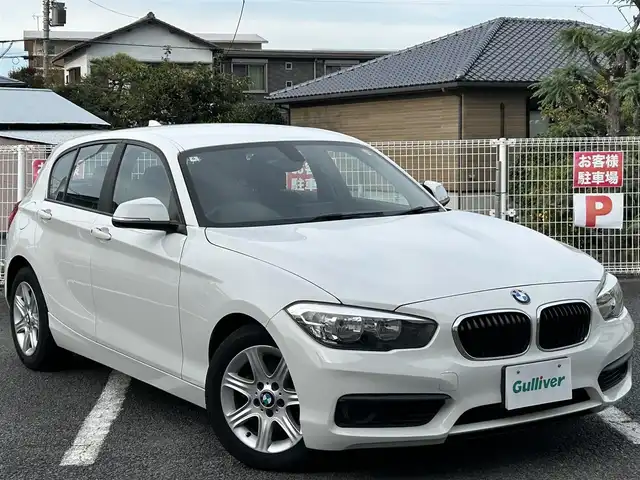 ＢＭＷ １１８ｉ 静岡県 2016(平28)年 6.3万km アルピンホワイトⅢ ユーザー買取車両/純正SDナビ（AM/FM/BT/CD/AUX）/純正16インチAW/純正LEDヘッドライト/純正フロアマット/アイドリンクストップ/速度制限装置/ETC/MTモード付AT/バックカメラ/追突被害軽減システム/横滑り防止装置/スマートキー/保証書/取扱説明書