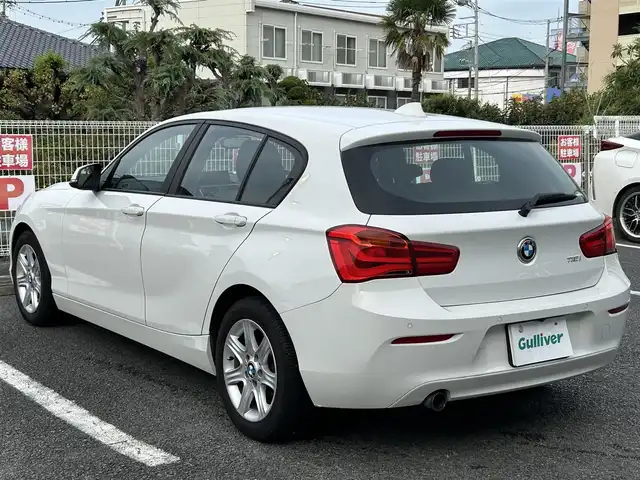 ＢＭＷ １１８ｉ 静岡県 2016(平28)年 6.3万km アルピンホワイトⅢ ユーザー買取車両/純正SDナビ（AM/FM/BT/CD/AUX）/純正16インチAW/純正LEDヘッドライト/純正フロアマット/アイドリンクストップ/速度制限装置/ETC/MTモード付AT/バックカメラ/追突被害軽減システム/横滑り防止装置/スマートキー/保証書/取扱説明書