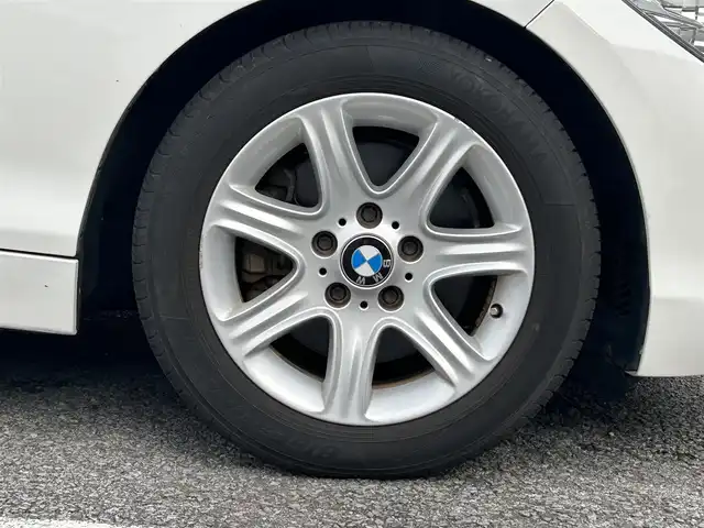 ＢＭＷ １１８ｉ 静岡県 2016(平28)年 6.3万km アルピンホワイトⅢ ユーザー買取車両/純正SDナビ（AM/FM/BT/CD/AUX）/純正16インチAW/純正LEDヘッドライト/純正フロアマット/アイドリンクストップ/速度制限装置/ETC/MTモード付AT/バックカメラ/追突被害軽減システム/横滑り防止装置/スマートキー/保証書/取扱説明書