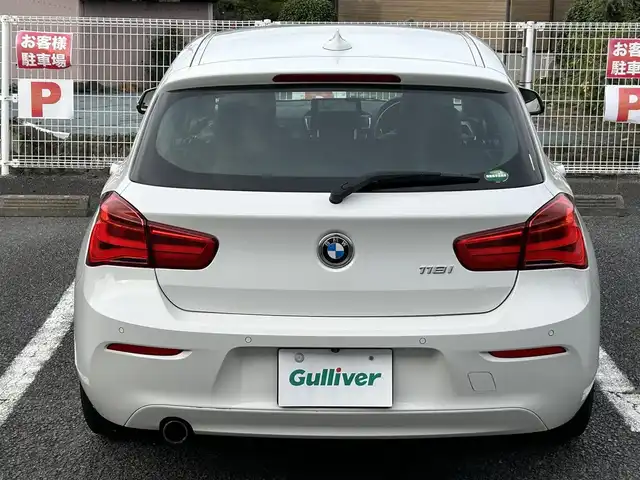 ＢＭＷ １１８ｉ 静岡県 2016(平28)年 6.3万km アルピンホワイトⅢ ユーザー買取車両/純正SDナビ（AM/FM/BT/CD/AUX）/純正16インチAW/純正LEDヘッドライト/純正フロアマット/アイドリンクストップ/速度制限装置/ETC/MTモード付AT/バックカメラ/追突被害軽減システム/横滑り防止装置/スマートキー/保証書/取扱説明書