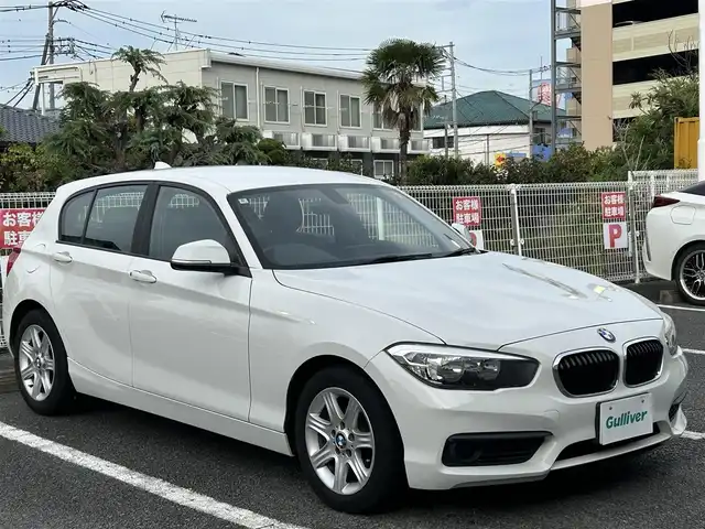 ＢＭＷ １１８ｉ 静岡県 2016(平28)年 6.3万km アルピンホワイトⅢ ユーザー買取車両/純正SDナビ（AM/FM/BT/CD/AUX）/純正16インチAW/純正LEDヘッドライト/純正フロアマット/アイドリンクストップ/速度制限装置/ETC/MTモード付AT/バックカメラ/追突被害軽減システム/横滑り防止装置/スマートキー/保証書/取扱説明書
