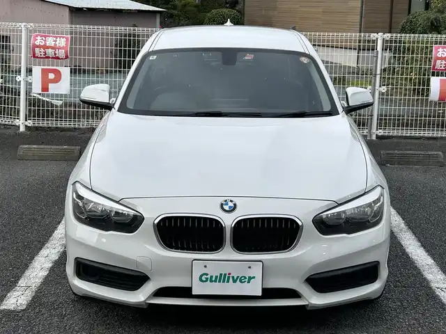 ＢＭＷ １１８ｉ 静岡県 2016(平28)年 6.3万km アルピンホワイトⅢ ユーザー買取車両/純正SDナビ（AM/FM/BT/CD/AUX）/純正16インチAW/純正LEDヘッドライト/純正フロアマット/アイドリンクストップ/速度制限装置/ETC/MTモード付AT/バックカメラ/追突被害軽減システム/横滑り防止装置/スマートキー/保証書/取扱説明書