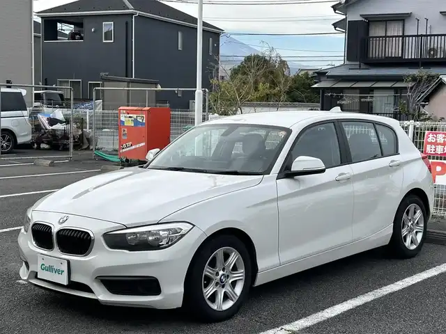 ＢＭＷ １１８ｉ 静岡県 2016(平28)年 6.3万km アルピンホワイトⅢ ユーザー買取車両/純正SDナビ（AM/FM/BT/CD/AUX）/純正16インチAW/純正LEDヘッドライト/純正フロアマット/アイドリンクストップ/速度制限装置/ETC/MTモード付AT/バックカメラ/追突被害軽減システム/横滑り防止装置/スマートキー/保証書/取扱説明書