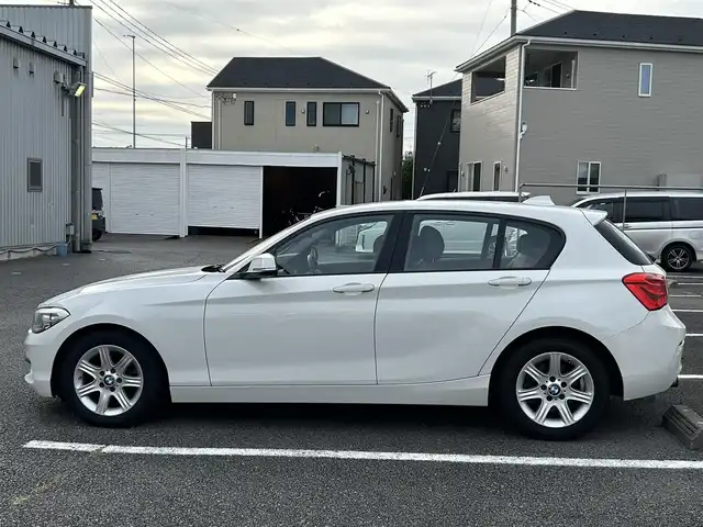 ＢＭＷ １１８ｉ 静岡県 2016(平28)年 6.3万km アルピンホワイトⅢ ユーザー買取車両/純正SDナビ（AM/FM/BT/CD/AUX）/純正16インチAW/純正LEDヘッドライト/純正フロアマット/アイドリンクストップ/速度制限装置/ETC/MTモード付AT/バックカメラ/追突被害軽減システム/横滑り防止装置/スマートキー/保証書/取扱説明書