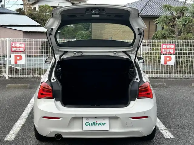 ＢＭＷ １１８ｉ 静岡県 2016(平28)年 6.3万km アルピンホワイトⅢ ユーザー買取車両/純正SDナビ（AM/FM/BT/CD/AUX）/純正16インチAW/純正LEDヘッドライト/純正フロアマット/アイドリンクストップ/速度制限装置/ETC/MTモード付AT/バックカメラ/追突被害軽減システム/横滑り防止装置/スマートキー/保証書/取扱説明書