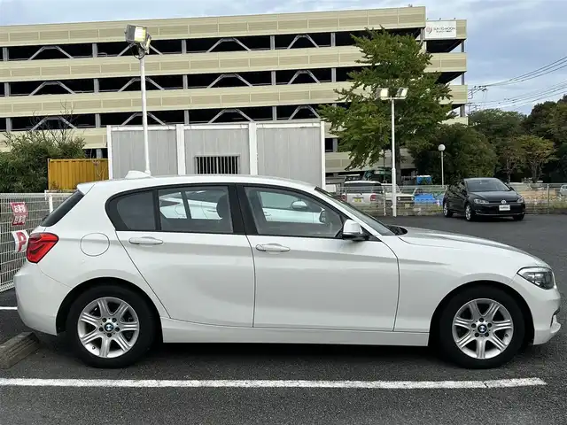 ＢＭＷ １１８ｉ 静岡県 2016(平28)年 6.3万km アルピンホワイトⅢ ユーザー買取車両/純正SDナビ（AM/FM/BT/CD/AUX）/純正16インチAW/純正LEDヘッドライト/純正フロアマット/アイドリンクストップ/速度制限装置/ETC/MTモード付AT/バックカメラ/追突被害軽減システム/横滑り防止装置/スマートキー/保証書/取扱説明書