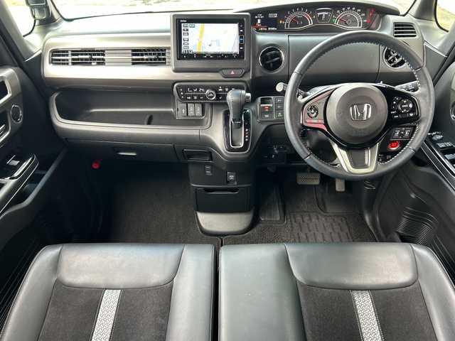 ホンダ Ｎ ＢＯＸ カスタム L ターボ スタイル+ブラック 広島県 2023(令5)年 2.1万km プラチナホワイトパール 禁煙/ターボ/ホンダセンシング/●衝突軽減ブレーキ（CMBS）/●誤発進抑制機能/●歩行者事故低減ステアリング/●路外逸脱抑制機能/●渋滞追従機能付アダプティブクルーズコントロール（ACC）/●車線維持支援システム（LKAS）/●先行車発進お知らせ機能/●標識認識機能/●後方誤発進抑制機能/●オートハイビーム/純正ナビ（VXM-234VFi）/・フルセグ/CD/DVD/SD/MusicRack/Bluetooth/バックカメラ/両側パワースライドドア/革巻きステアリング/ステアリングスイッチ/パドルシフト/ハーフレザーシート/シートヒーター/オートリトラミラー/LEDヘッドライト/フォグランプ/電動パーキングブレーキ/ブレーキホールド/ロールサンシェード/スマートキー/プッシュスタート/スペアキー/純正フロアマット/ドライブレコーダー/ETC/W+サイド+カーテンエアバック