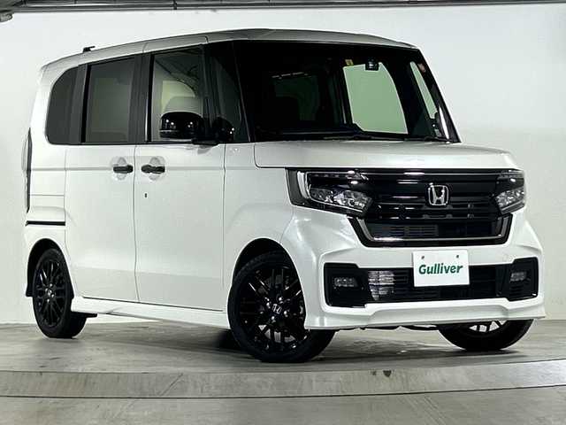 ホンダ Ｎ ＢＯＸ カスタム L ターボ スタイル+ブラック 広島県 2023(令5)年 2.1万km プラチナホワイトパール 禁煙/ターボ/ホンダセンシング/●衝突軽減ブレーキ（CMBS）/●誤発進抑制機能/●歩行者事故低減ステアリング/●路外逸脱抑制機能/●渋滞追従機能付アダプティブクルーズコントロール（ACC）/●車線維持支援システム（LKAS）/●先行車発進お知らせ機能/●標識認識機能/●後方誤発進抑制機能/●オートハイビーム/純正ナビ（VXM-234VFi）/・フルセグ/CD/DVD/SD/MusicRack/Bluetooth/バックカメラ/両側パワースライドドア/革巻きステアリング/ステアリングスイッチ/パドルシフト/ハーフレザーシート/シートヒーター/オートリトラミラー/LEDヘッドライト/フォグランプ/電動パーキングブレーキ/ブレーキホールド/ロールサンシェード/スマートキー/プッシュスタート/スペアキー/純正フロアマット/ドライブレコーダー/ETC/W+サイド+カーテンエアバック