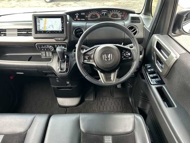 ホンダ Ｎ ＢＯＸ カスタム L ターボ スタイル+ブラック 広島県 2023(令5)年 2.1万km プラチナホワイトパール 禁煙/ターボ/ホンダセンシング/●衝突軽減ブレーキ（CMBS）/●誤発進抑制機能/●歩行者事故低減ステアリング/●路外逸脱抑制機能/●渋滞追従機能付アダプティブクルーズコントロール（ACC）/●車線維持支援システム（LKAS）/●先行車発進お知らせ機能/●標識認識機能/●後方誤発進抑制機能/●オートハイビーム/純正ナビ（VXM-234VFi）/・フルセグ/CD/DVD/SD/MusicRack/Bluetooth/バックカメラ/両側パワースライドドア/革巻きステアリング/ステアリングスイッチ/パドルシフト/ハーフレザーシート/シートヒーター/オートリトラミラー/LEDヘッドライト/フォグランプ/電動パーキングブレーキ/ブレーキホールド/ロールサンシェード/スマートキー/プッシュスタート/スペアキー/純正フロアマット/ドライブレコーダー/ETC/W+サイド+カーテンエアバック