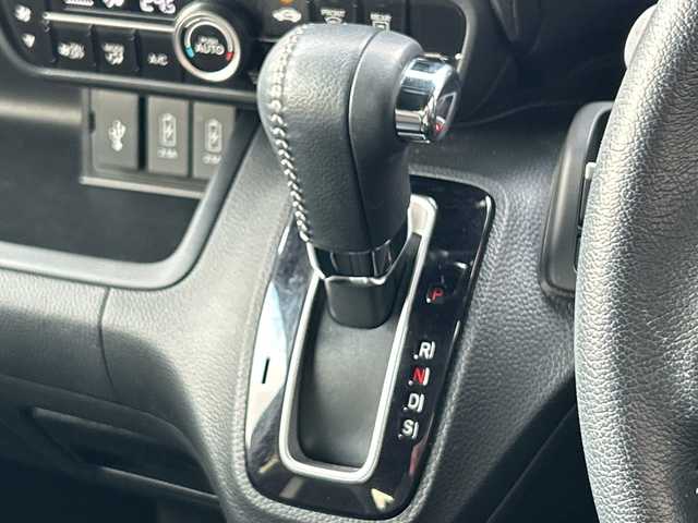 ホンダ Ｎ ＢＯＸ カスタム L ターボ スタイル+ブラック 広島県 2023(令5)年 2.1万km プラチナホワイトパール 禁煙/ターボ/ホンダセンシング/●衝突軽減ブレーキ（CMBS）/●誤発進抑制機能/●歩行者事故低減ステアリング/●路外逸脱抑制機能/●渋滞追従機能付アダプティブクルーズコントロール（ACC）/●車線維持支援システム（LKAS）/●先行車発進お知らせ機能/●標識認識機能/●後方誤発進抑制機能/●オートハイビーム/純正ナビ（VXM-234VFi）/・フルセグ/CD/DVD/SD/MusicRack/Bluetooth/バックカメラ/両側パワースライドドア/革巻きステアリング/ステアリングスイッチ/パドルシフト/ハーフレザーシート/シートヒーター/オートリトラミラー/LEDヘッドライト/フォグランプ/電動パーキングブレーキ/ブレーキホールド/ロールサンシェード/スマートキー/プッシュスタート/スペアキー/純正フロアマット/ドライブレコーダー/ETC/W+サイド+カーテンエアバック