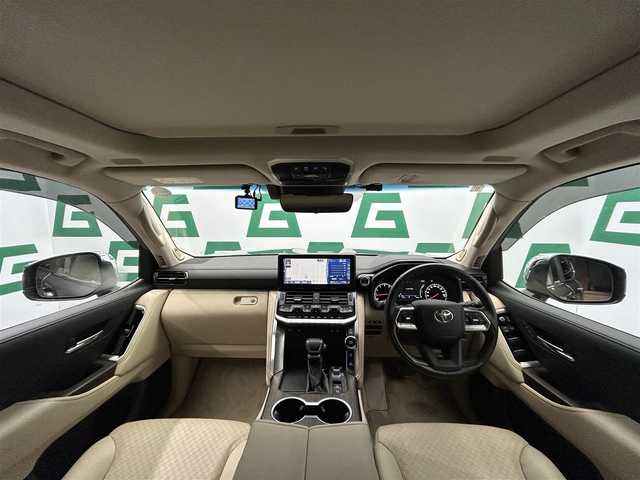 トヨタ ランドクルーザー ZX 鹿児島県 2023(令5)年 0.9万km グレーメタリック ワンオーナー/禁煙車/メーカーＯＰナビ（ＣＤ／ＤＶＤ／ＡｐｐｌｅＣａｒＰｌａｙ／ＡｎｄｒｏｉｄＡｕｔｏ／Ｂｌｕｅｔｏｏｔｈ）/チルト＆スライド電動ムーンルーフ/パノラミックビューモニター/トヨタセーフティセンス/プリクラッシュセーフティ/レーントレーシングアシスト/レーンディパーチャーアラート/レーダークルーズコントロール/アダプティブハイビームシステム/ロードサインアシスト/ドライバー異常時対応システム/プロアクティブドライビングアシスト/発進遅れ告知機能/ブラインドスポットモニター/電動パーキングブレーキ/オートブレーキホールド/ヘッドアップディスプレイ/本革巻きステアリング/チルト＆テレスコピックステアリング/ステアリングヒーター/ステアリングリモコン/シートベンチレーション/前席パワーシート/運転席シートメモリ/オールオートウィンドウ/LEDヘッドライト/フロントフォグライト/自動防眩式インナー/電動格納ミラー/純正20インチアルミホイール/ビルトインETC/前後ドライブレコーダー/保証書/取扱説明書