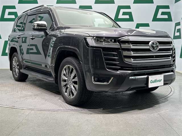 トヨタ ランドクルーザー ZX 鹿児島県 2023(令5)年 0.9万km グレーメタリック ワンオーナー/禁煙車/メーカーＯＰナビ（ＣＤ／ＤＶＤ／ＡｐｐｌｅＣａｒＰｌａｙ／ＡｎｄｒｏｉｄＡｕｔｏ／Ｂｌｕｅｔｏｏｔｈ）/チルト＆スライド電動ムーンルーフ/パノラミックビューモニター/トヨタセーフティセンス/プリクラッシュセーフティ/レーントレーシングアシスト/レーンディパーチャーアラート/レーダークルーズコントロール/アダプティブハイビームシステム/ロードサインアシスト/ドライバー異常時対応システム/プロアクティブドライビングアシスト/発進遅れ告知機能/ブラインドスポットモニター/電動パーキングブレーキ/オートブレーキホールド/ヘッドアップディスプレイ/本革巻きステアリング/チルト＆テレスコピックステアリング/ステアリングヒーター/ステアリングリモコン/シートベンチレーション/前席パワーシート/運転席シートメモリ/オールオートウィンドウ/LEDヘッドライト/フロントフォグライト/自動防眩式インナー/電動格納ミラー/純正20インチアルミホイール/ビルトインETC/前後ドライブレコーダー/保証書/取扱説明書