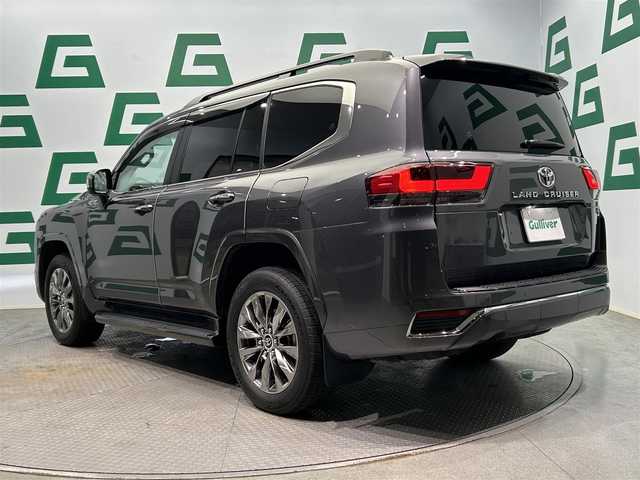 トヨタ ランドクルーザー ZX 鹿児島県 2023(令5)年 0.9万km グレーメタリック ワンオーナー/禁煙車/メーカーＯＰナビ（ＣＤ／ＤＶＤ／ＡｐｐｌｅＣａｒＰｌａｙ／ＡｎｄｒｏｉｄＡｕｔｏ／Ｂｌｕｅｔｏｏｔｈ）/チルト＆スライド電動ムーンルーフ/パノラミックビューモニター/トヨタセーフティセンス/プリクラッシュセーフティ/レーントレーシングアシスト/レーンディパーチャーアラート/レーダークルーズコントロール/アダプティブハイビームシステム/ロードサインアシスト/ドライバー異常時対応システム/プロアクティブドライビングアシスト/発進遅れ告知機能/ブラインドスポットモニター/電動パーキングブレーキ/オートブレーキホールド/ヘッドアップディスプレイ/本革巻きステアリング/チルト＆テレスコピックステアリング/ステアリングヒーター/ステアリングリモコン/シートベンチレーション/前席パワーシート/運転席シートメモリ/オールオートウィンドウ/LEDヘッドライト/フロントフォグライト/自動防眩式インナー/電動格納ミラー/純正20インチアルミホイール/ビルトインETC/前後ドライブレコーダー/保証書/取扱説明書