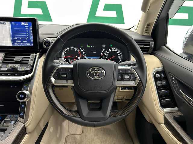 トヨタ ランドクルーザー ZX 鹿児島県 2023(令5)年 0.9万km グレーメタリック ワンオーナー/禁煙車/メーカーＯＰナビ（ＣＤ／ＤＶＤ／ＡｐｐｌｅＣａｒＰｌａｙ／ＡｎｄｒｏｉｄＡｕｔｏ／Ｂｌｕｅｔｏｏｔｈ）/チルト＆スライド電動ムーンルーフ/パノラミックビューモニター/トヨタセーフティセンス/プリクラッシュセーフティ/レーントレーシングアシスト/レーンディパーチャーアラート/レーダークルーズコントロール/アダプティブハイビームシステム/ロードサインアシスト/ドライバー異常時対応システム/プロアクティブドライビングアシスト/発進遅れ告知機能/ブラインドスポットモニター/電動パーキングブレーキ/オートブレーキホールド/ヘッドアップディスプレイ/本革巻きステアリング/チルト＆テレスコピックステアリング/ステアリングヒーター/ステアリングリモコン/シートベンチレーション/前席パワーシート/運転席シートメモリ/オールオートウィンドウ/LEDヘッドライト/フロントフォグライト/自動防眩式インナー/電動格納ミラー/純正20インチアルミホイール/ビルトインETC/前後ドライブレコーダー/保証書/取扱説明書