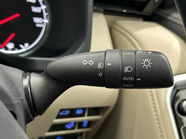 トヨタ ランドクルーザー ZX 鹿児島県 2023(令5)年 0.9万km グレーメタリック ワンオーナー/禁煙車/メーカーＯＰナビ（ＣＤ／ＤＶＤ／ＡｐｐｌｅＣａｒＰｌａｙ／ＡｎｄｒｏｉｄＡｕｔｏ／Ｂｌｕｅｔｏｏｔｈ）/チルト＆スライド電動ムーンルーフ/パノラミックビューモニター/トヨタセーフティセンス/プリクラッシュセーフティ/レーントレーシングアシスト/レーンディパーチャーアラート/レーダークルーズコントロール/アダプティブハイビームシステム/ロードサインアシスト/ドライバー異常時対応システム/プロアクティブドライビングアシスト/発進遅れ告知機能/ブラインドスポットモニター/電動パーキングブレーキ/オートブレーキホールド/ヘッドアップディスプレイ/本革巻きステアリング/チルト＆テレスコピックステアリング/ステアリングヒーター/ステアリングリモコン/シートベンチレーション/前席パワーシート/運転席シートメモリ/オールオートウィンドウ/LEDヘッドライト/フロントフォグライト/自動防眩式インナー/電動格納ミラー/純正20インチアルミホイール/ビルトインETC/前後ドライブレコーダー/保証書/取扱説明書