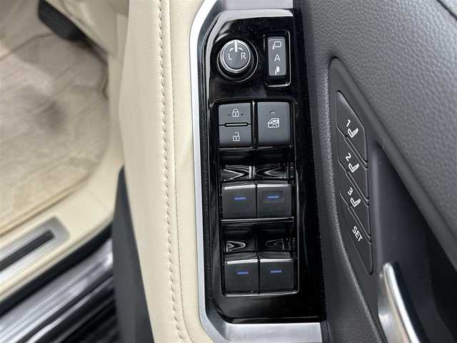 トヨタ ランドクルーザー ZX 鹿児島県 2023(令5)年 0.9万km グレーメタリック ワンオーナー/禁煙車/メーカーＯＰナビ（ＣＤ／ＤＶＤ／ＡｐｐｌｅＣａｒＰｌａｙ／ＡｎｄｒｏｉｄＡｕｔｏ／Ｂｌｕｅｔｏｏｔｈ）/チルト＆スライド電動ムーンルーフ/パノラミックビューモニター/トヨタセーフティセンス/プリクラッシュセーフティ/レーントレーシングアシスト/レーンディパーチャーアラート/レーダークルーズコントロール/アダプティブハイビームシステム/ロードサインアシスト/ドライバー異常時対応システム/プロアクティブドライビングアシスト/発進遅れ告知機能/ブラインドスポットモニター/電動パーキングブレーキ/オートブレーキホールド/ヘッドアップディスプレイ/本革巻きステアリング/チルト＆テレスコピックステアリング/ステアリングヒーター/ステアリングリモコン/シートベンチレーション/前席パワーシート/運転席シートメモリ/オールオートウィンドウ/LEDヘッドライト/フロントフォグライト/自動防眩式インナー/電動格納ミラー/純正20インチアルミホイール/ビルトインETC/前後ドライブレコーダー/保証書/取扱説明書