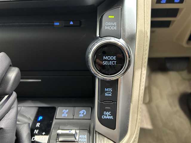 トヨタ ランドクルーザー ZX 鹿児島県 2023(令5)年 0.9万km グレーメタリック ワンオーナー/禁煙車/メーカーＯＰナビ（ＣＤ／ＤＶＤ／ＡｐｐｌｅＣａｒＰｌａｙ／ＡｎｄｒｏｉｄＡｕｔｏ／Ｂｌｕｅｔｏｏｔｈ）/チルト＆スライド電動ムーンルーフ/パノラミックビューモニター/トヨタセーフティセンス/プリクラッシュセーフティ/レーントレーシングアシスト/レーンディパーチャーアラート/レーダークルーズコントロール/アダプティブハイビームシステム/ロードサインアシスト/ドライバー異常時対応システム/プロアクティブドライビングアシスト/発進遅れ告知機能/ブラインドスポットモニター/電動パーキングブレーキ/オートブレーキホールド/ヘッドアップディスプレイ/本革巻きステアリング/チルト＆テレスコピックステアリング/ステアリングヒーター/ステアリングリモコン/シートベンチレーション/前席パワーシート/運転席シートメモリ/オールオートウィンドウ/LEDヘッドライト/フロントフォグライト/自動防眩式インナー/電動格納ミラー/純正20インチアルミホイール/ビルトインETC/前後ドライブレコーダー/保証書/取扱説明書