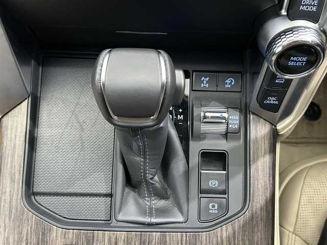 トヨタ ランドクルーザー ZX 鹿児島県 2023(令5)年 0.9万km グレーメタリック ワンオーナー/禁煙車/メーカーＯＰナビ（ＣＤ／ＤＶＤ／ＡｐｐｌｅＣａｒＰｌａｙ／ＡｎｄｒｏｉｄＡｕｔｏ／Ｂｌｕｅｔｏｏｔｈ）/チルト＆スライド電動ムーンルーフ/パノラミックビューモニター/トヨタセーフティセンス/プリクラッシュセーフティ/レーントレーシングアシスト/レーンディパーチャーアラート/レーダークルーズコントロール/アダプティブハイビームシステム/ロードサインアシスト/ドライバー異常時対応システム/プロアクティブドライビングアシスト/発進遅れ告知機能/ブラインドスポットモニター/電動パーキングブレーキ/オートブレーキホールド/ヘッドアップディスプレイ/本革巻きステアリング/チルト＆テレスコピックステアリング/ステアリングヒーター/ステアリングリモコン/シートベンチレーション/前席パワーシート/運転席シートメモリ/オールオートウィンドウ/LEDヘッドライト/フロントフォグライト/自動防眩式インナー/電動格納ミラー/純正20インチアルミホイール/ビルトインETC/前後ドライブレコーダー/保証書/取扱説明書