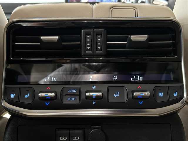 トヨタ ランドクルーザー ZX 鹿児島県 2023(令5)年 0.9万km グレーメタリック ワンオーナー/禁煙車/メーカーＯＰナビ（ＣＤ／ＤＶＤ／ＡｐｐｌｅＣａｒＰｌａｙ／ＡｎｄｒｏｉｄＡｕｔｏ／Ｂｌｕｅｔｏｏｔｈ）/チルト＆スライド電動ムーンルーフ/パノラミックビューモニター/トヨタセーフティセンス/プリクラッシュセーフティ/レーントレーシングアシスト/レーンディパーチャーアラート/レーダークルーズコントロール/アダプティブハイビームシステム/ロードサインアシスト/ドライバー異常時対応システム/プロアクティブドライビングアシスト/発進遅れ告知機能/ブラインドスポットモニター/電動パーキングブレーキ/オートブレーキホールド/ヘッドアップディスプレイ/本革巻きステアリング/チルト＆テレスコピックステアリング/ステアリングヒーター/ステアリングリモコン/シートベンチレーション/前席パワーシート/運転席シートメモリ/オールオートウィンドウ/LEDヘッドライト/フロントフォグライト/自動防眩式インナー/電動格納ミラー/純正20インチアルミホイール/ビルトインETC/前後ドライブレコーダー/保証書/取扱説明書
