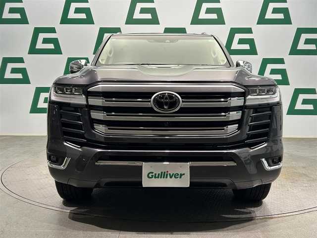 トヨタ ランドクルーザー ZX 鹿児島県 2023(令5)年 0.9万km グレーメタリック ワンオーナー/禁煙車/メーカーＯＰナビ（ＣＤ／ＤＶＤ／ＡｐｐｌｅＣａｒＰｌａｙ／ＡｎｄｒｏｉｄＡｕｔｏ／Ｂｌｕｅｔｏｏｔｈ）/チルト＆スライド電動ムーンルーフ/パノラミックビューモニター/トヨタセーフティセンス/プリクラッシュセーフティ/レーントレーシングアシスト/レーンディパーチャーアラート/レーダークルーズコントロール/アダプティブハイビームシステム/ロードサインアシスト/ドライバー異常時対応システム/プロアクティブドライビングアシスト/発進遅れ告知機能/ブラインドスポットモニター/電動パーキングブレーキ/オートブレーキホールド/ヘッドアップディスプレイ/本革巻きステアリング/チルト＆テレスコピックステアリング/ステアリングヒーター/ステアリングリモコン/シートベンチレーション/前席パワーシート/運転席シートメモリ/オールオートウィンドウ/LEDヘッドライト/フロントフォグライト/自動防眩式インナー/電動格納ミラー/純正20インチアルミホイール/ビルトインETC/前後ドライブレコーダー/保証書/取扱説明書
