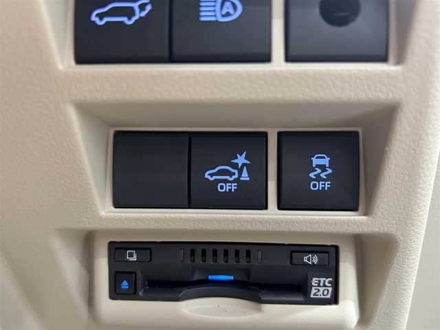 トヨタ ランドクルーザー ZX 鹿児島県 2023(令5)年 0.9万km グレーメタリック ワンオーナー/禁煙車/メーカーＯＰナビ（ＣＤ／ＤＶＤ／ＡｐｐｌｅＣａｒＰｌａｙ／ＡｎｄｒｏｉｄＡｕｔｏ／Ｂｌｕｅｔｏｏｔｈ）/チルト＆スライド電動ムーンルーフ/パノラミックビューモニター/トヨタセーフティセンス/プリクラッシュセーフティ/レーントレーシングアシスト/レーンディパーチャーアラート/レーダークルーズコントロール/アダプティブハイビームシステム/ロードサインアシスト/ドライバー異常時対応システム/プロアクティブドライビングアシスト/発進遅れ告知機能/ブラインドスポットモニター/電動パーキングブレーキ/オートブレーキホールド/ヘッドアップディスプレイ/本革巻きステアリング/チルト＆テレスコピックステアリング/ステアリングヒーター/ステアリングリモコン/シートベンチレーション/前席パワーシート/運転席シートメモリ/オールオートウィンドウ/LEDヘッドライト/フロントフォグライト/自動防眩式インナー/電動格納ミラー/純正20インチアルミホイール/ビルトインETC/前後ドライブレコーダー/保証書/取扱説明書
