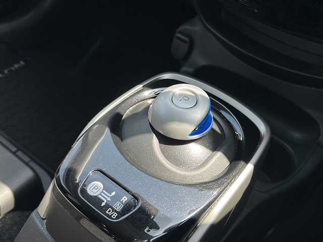 日産 ノート e－パワー X 岐阜県 2018(平30)年 9.9万km ダークメタルグレー 純正ディーラーナビ/MM318D-W/ワンセグTV/BT/SD/DVD/CD/FM/AM/バックカメラ/アラウンドビューモニター/ETC2.0/デジタルインナーミラー/衝突被害軽減装置/横滑り防止機能/レーンキープアシスト/プッシュスタート/純正フロアマット/純正ドアバイザー/電動格納ウインカーミラー