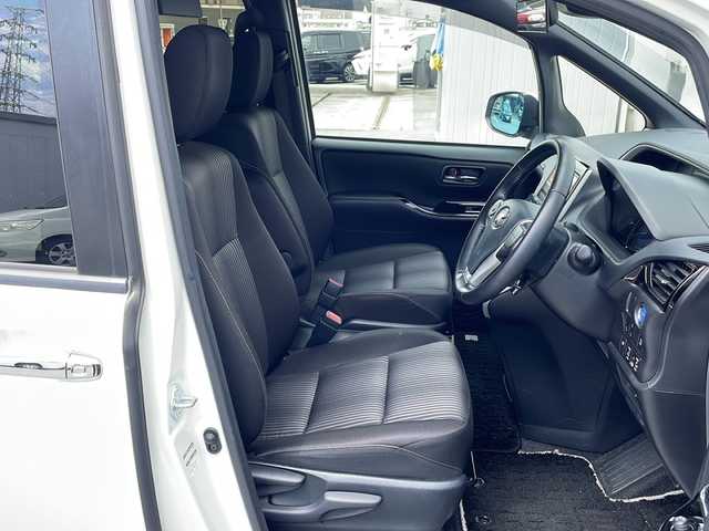 トヨタ ヴォクシー ハイブリッド ZS 煌Ⅱ 三重県 2020(令2)年 4.9万km ホワイトパールクリスタルシャイン 純正９インチナビ　/フルセグＴＶ　/ＣＤ、ＤＶＤ再生　/Ｂｌｕｅｔｏｏｔｈ　/フリップダウンモニター　/衝突軽減ブレーキ　/前席シートヒーター　/クルーズコントロール　/レインクリアリングブルーミラー　/７人乗り
