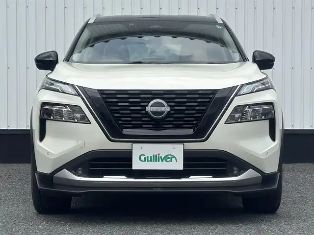 日産 エクストレイル G e－4ORCE 千葉県 2022(令4)年 0.5万km ブリリアントホワイトパール/スーパーブラック 2トーン 日産コネクトナビ/(TV/Bluetooth/AM/FM)/全方位カメラ/プロパイロット/衝突被害軽減システム/車線逸脱警報/クルーズコントロール/電動リアゲート/レザーシート/横滑り防止装置/ETC2.0/ドライブレコーダー/LEDヘッドライト/フォグランプ/オートライト/ウィンカーミラー/電動格納ミラー/純正19インチAW/シートヒーター/シートリフター/ステアリングヒーター/プッシュスタート/スマートキー/フロアマット/スペアキー/取扱説明書/保証書