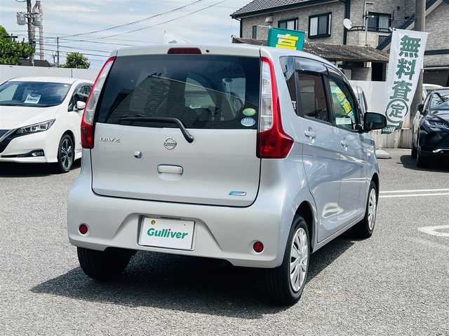日産 デイズ S 大分県 2013(平25)年 5.7万km クールシルバー 日産オリジナルナビゲーション(MM113D-W)/【フルセグTV/Bluetooth/CD/AMFMラジオ】/外部端子接続：USB/AUX/バックカメラ/ETC/ヘッドライトリベライザー/アイドリングストップ/D席バニティミラー/リモコンキー1本/メカニカルキー1本/純正フロアマット/純正ドアバイザー/保証書/取扱説明書