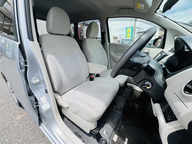 日産 デイズ S 大分県 2013(平25)年 5.7万km クールシルバー 日産オリジナルナビゲーション(MM113D-W)/【フルセグTV/Bluetooth/CD/AMFMラジオ】/外部端子接続：USB/AUX/バックカメラ/ETC/ヘッドライトリベライザー/アイドリングストップ/D席バニティミラー/リモコンキー1本/メカニカルキー1本/純正フロアマット/純正ドアバイザー/保証書/取扱説明書
