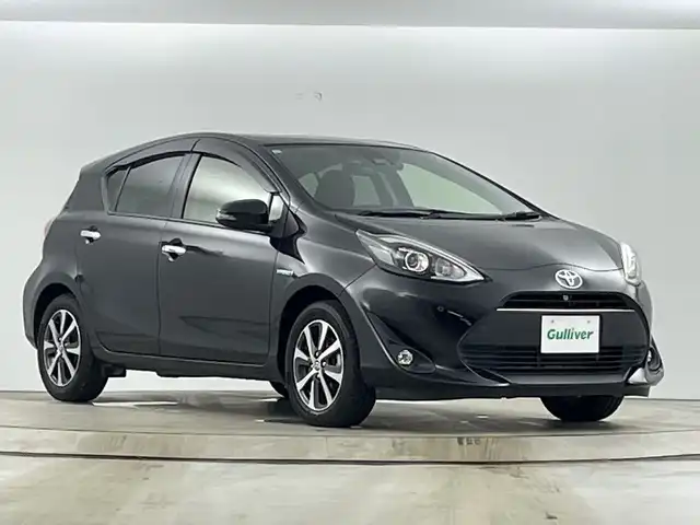 トヨタ アクア S スタイルブラック 愛知県 2019(平31)年 4.9万km ブラックマイカ 禁煙車/純正9インチナビ/（CD/DVD/Bluetooth/フルセグTV/AM/FM/SD）/バックカメラ/トヨタセーフティセンス/・プリクラッシュセーフティ/・レーンディパーチャーアラート/・オートマチックハイビーム/・クリアランスソナー/・誤発進抑制機能/ETC2.0/純正ドライブレコーダー/シートヒーター/純正15インチアルミホイール/スマートキー/純正フロアマット/LEDヘッドライト/フロントフォグライト/横滑り防止装置