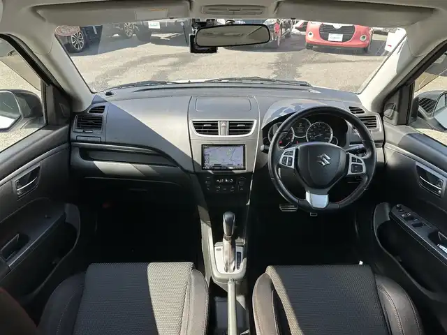 スズキ スイフト スポーツ 三重県 2013(平25)年 5.4万km スノーホワイトパール ナビ（Bluetooth/FM/AM/SD/TV/DISC）/バックカメラ/ドライブレコーダー(前後)/ETC/純正フロアマット/ESP（車両走行安定補助システム）/メタリックグレー加飾付HIDヘッドランプ/オートライト/防眩ミラー/ブラックハニカムメッシュフロントグリル/フロントエアロバンパー/フロントフォグランプ/サイドシル/リアスポイラー/ブラックディフーザー付リアエアロバンパー/専用デュアルマフラー/195/45R17タイヤ/17インチアルミホイール/テネコ製モンローショックアブソーバー/ヘアラインメタルインパネ加飾/シルバー加飾付アナログメーター/マルチインフォメーションディスプレイ/レッドスイッチ入ディンプル革巻きステアリングホイール/パドルシフト/ステンレスペダル/「Sport」刺繍/レッドスイッチ入ブラックスポーツシート/SRSエアバック（運転席/助手席）/イモビライザー/セキュリティアラーム/キーレスプッシュスタートシステム/スペアキー