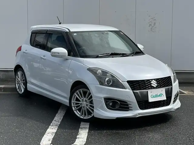 スズキ スイフト スポーツ 三重県 2013(平25)年 5.4万km スノーホワイトパール ナビ（Bluetooth/FM/AM/SD/TV/DISC）/バックカメラ/ドライブレコーダー(前後)/ETC/純正フロアマット/ESP（車両走行安定補助システム）/メタリックグレー加飾付HIDヘッドランプ/オートライト/防眩ミラー/ブラックハニカムメッシュフロントグリル/フロントエアロバンパー/フロントフォグランプ/サイドシル/リアスポイラー/ブラックディフーザー付リアエアロバンパー/専用デュアルマフラー/195/45R17タイヤ/17インチアルミホイール/テネコ製モンローショックアブソーバー/ヘアラインメタルインパネ加飾/シルバー加飾付アナログメーター/マルチインフォメーションディスプレイ/レッドスイッチ入ディンプル革巻きステアリングホイール/パドルシフト/ステンレスペダル/「Sport」刺繍/レッドスイッチ入ブラックスポーツシート/SRSエアバック（運転席/助手席）/イモビライザー/セキュリティアラーム/キーレスプッシュスタートシステム/スペアキー